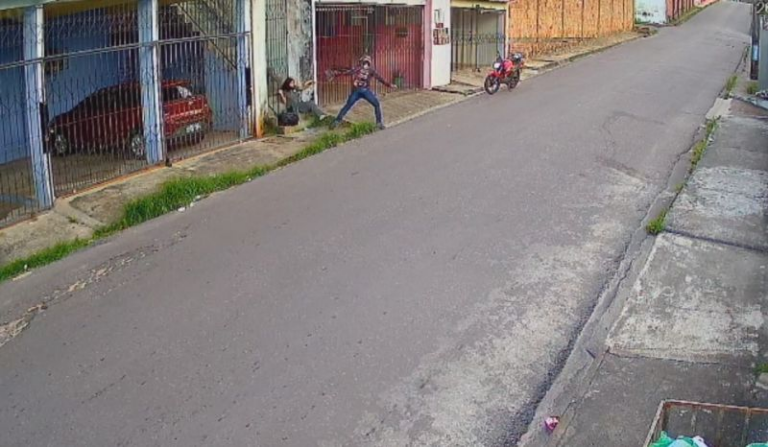 Motoqueiro se passa por motorista de app, empurra e rouba celular de estudante em Manaus